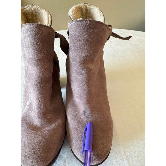 Bearpaw Women Boot Heels Cow Taupe Suede Size 6.5 Ankle Booties 3 in Heel - Picture 8 of 13